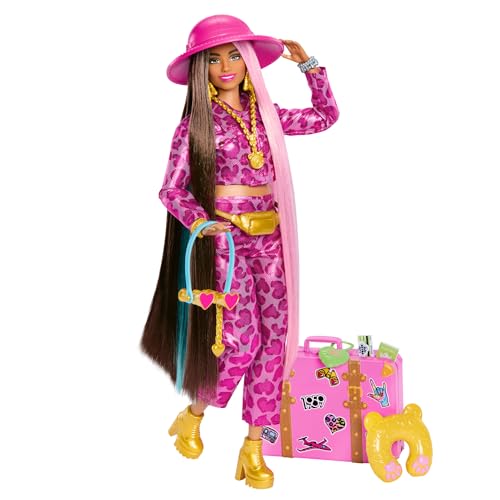 Barbie Extra Fly, Bambola con Look da Safari e Valigia, 15 Accessori Inclusi, HPT48
